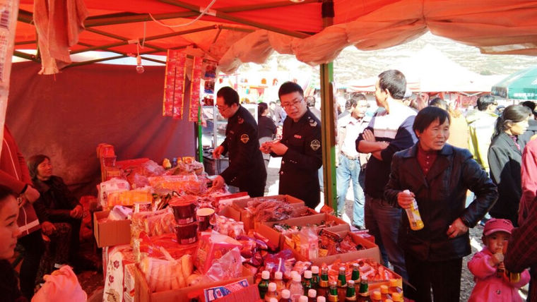 縣食藥監局灘歌鎮監管所開展白馬溝廟會食品安全專項檢查